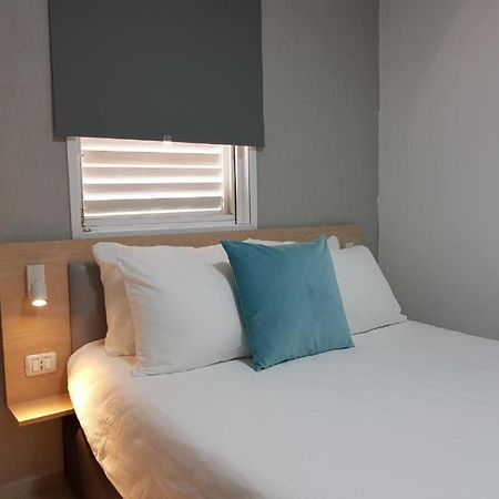 Airport Guest House Or Yehuda Buitenkant foto