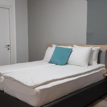 Airport Guest House Or Yehuda Buitenkant foto