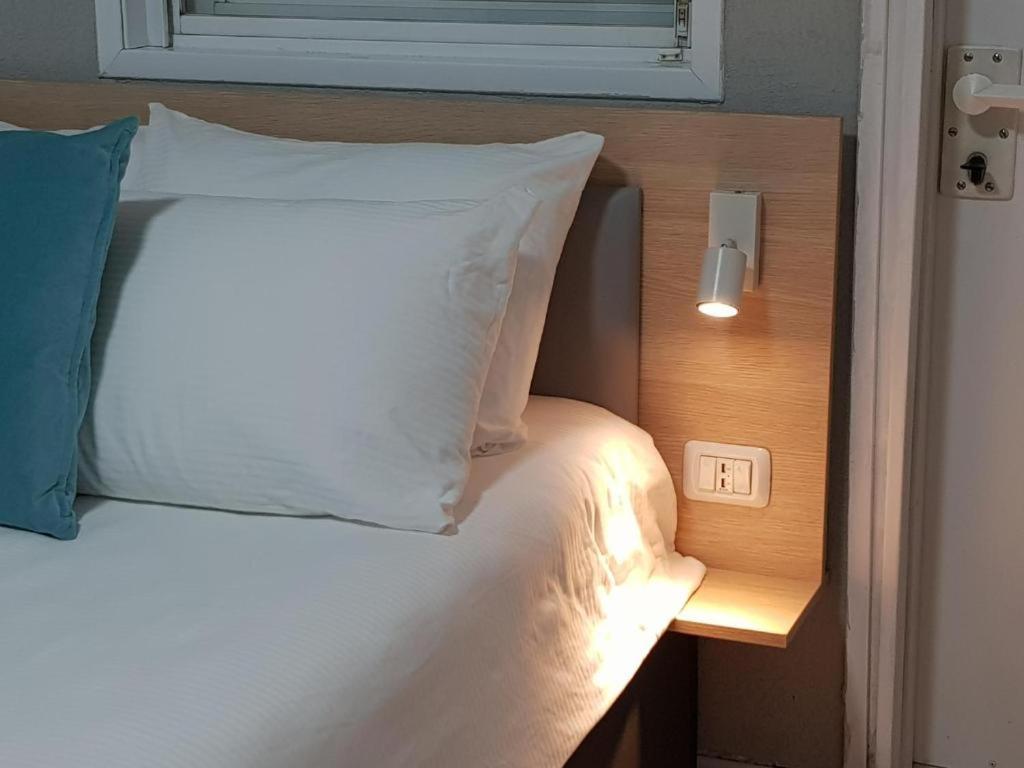 Airport Guest House Or Yehuda Buitenkant foto
