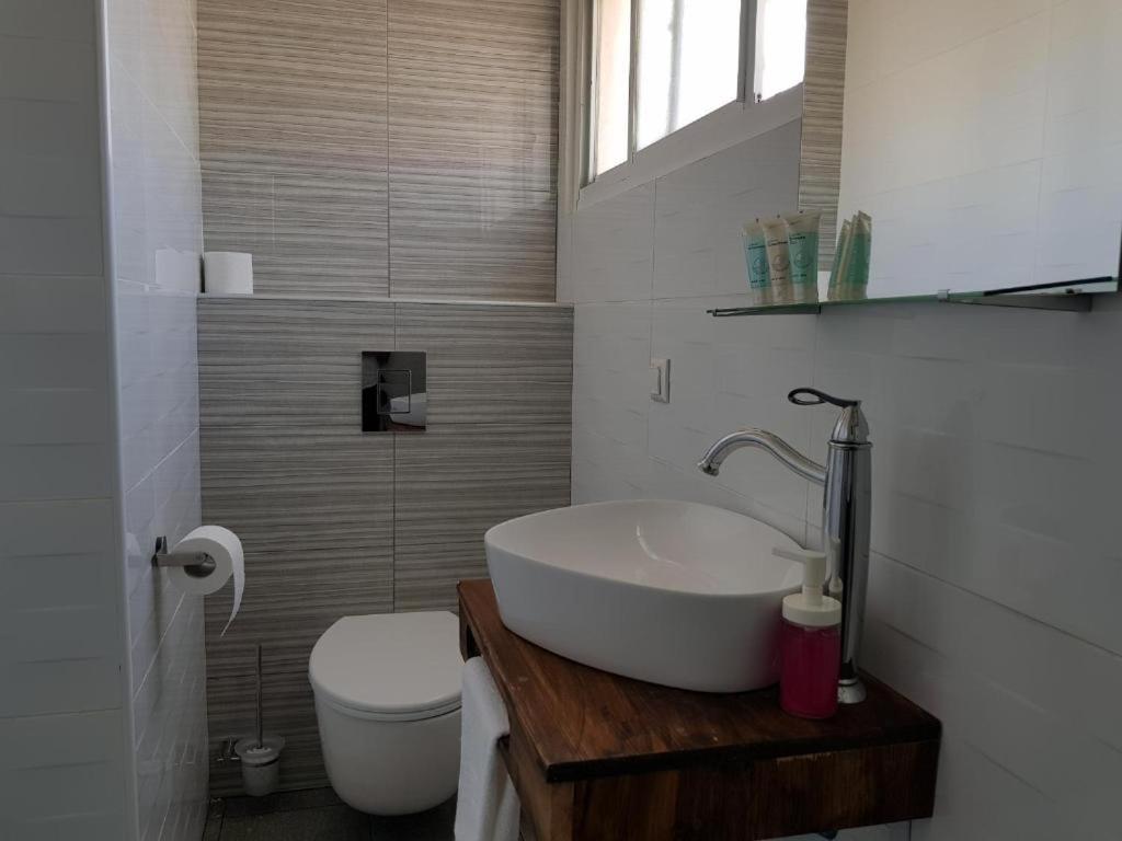 Airport Guest House Or Yehuda Buitenkant foto