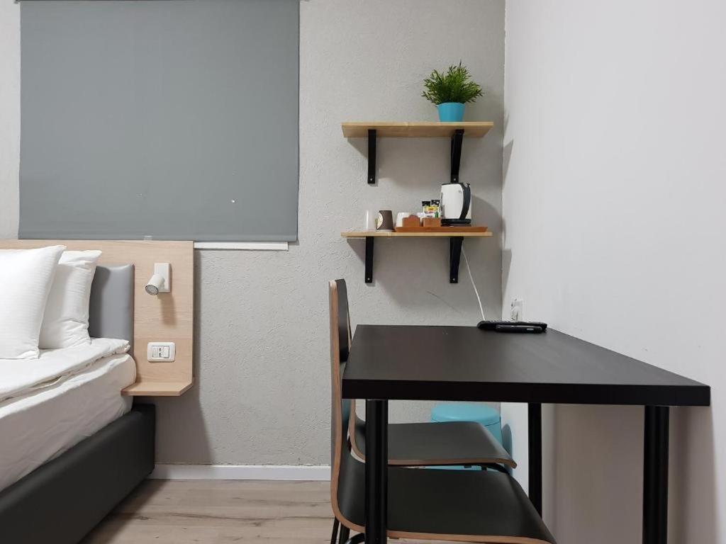 Airport Guest House Or Yehuda Buitenkant foto